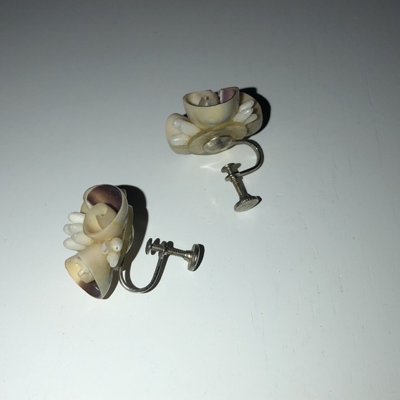 Vintage shell necklace and screw on earrings set - Picture 8 of 8